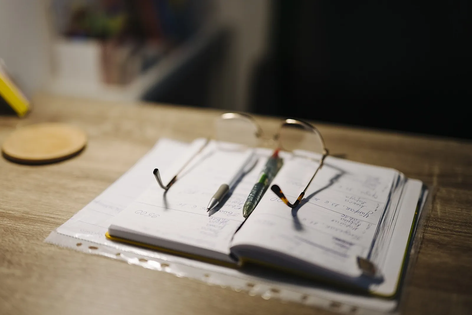 Mesa de trabajo con cuaderno