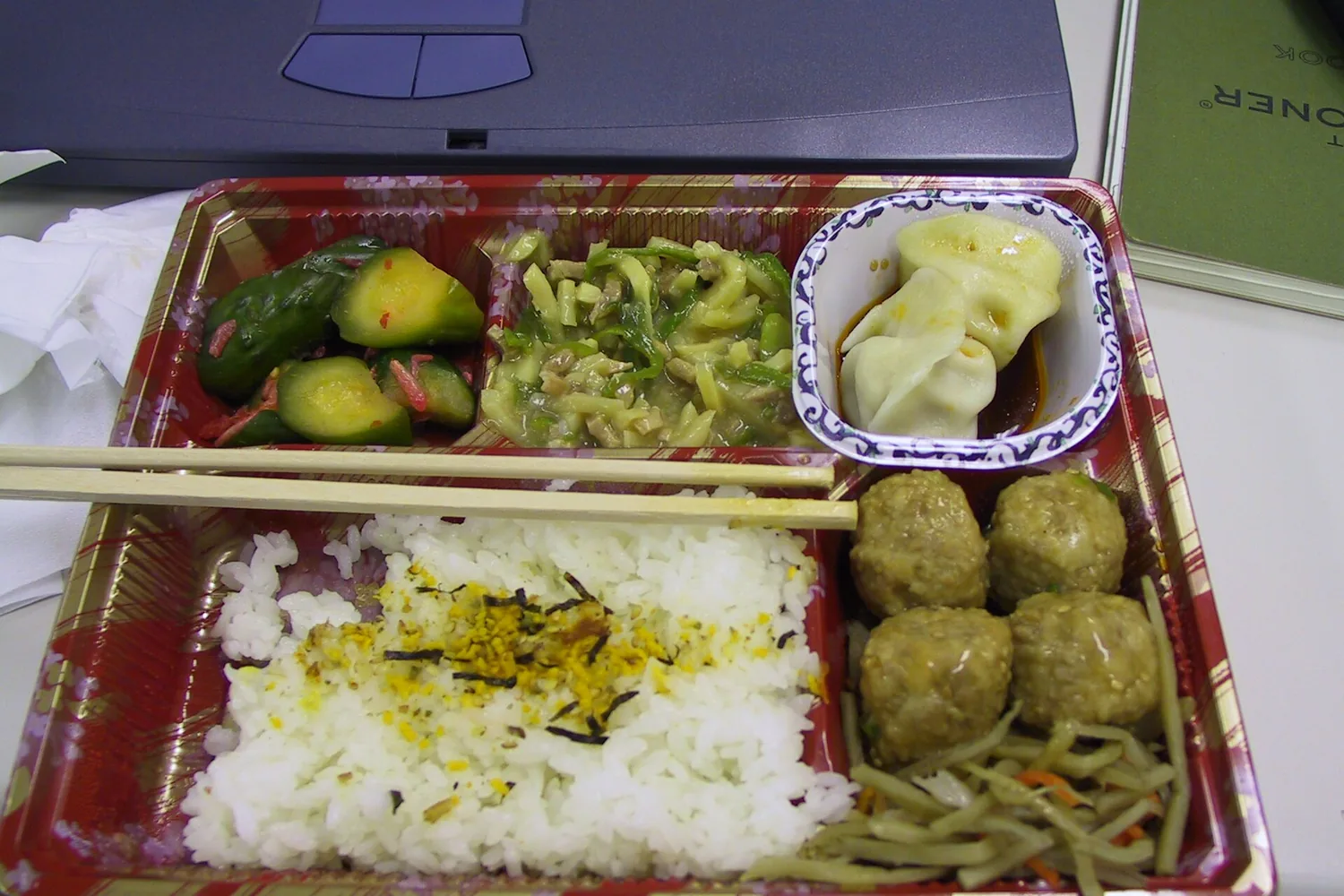 Comida preparada en recipientes