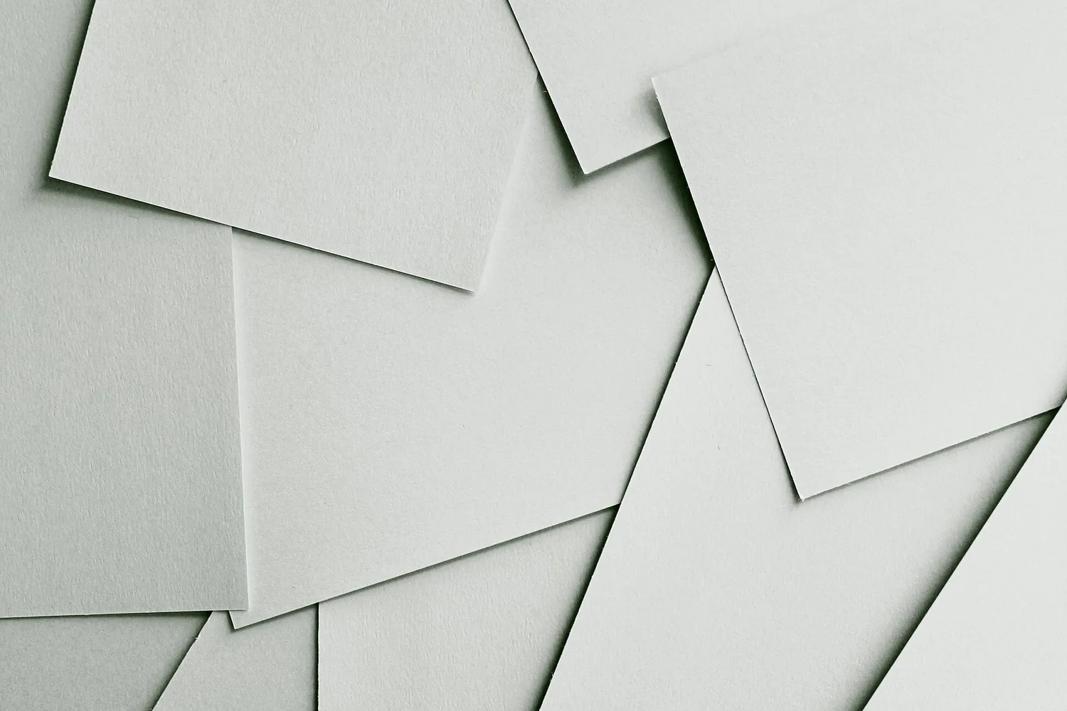 Hojas de papel sobre un escritorio