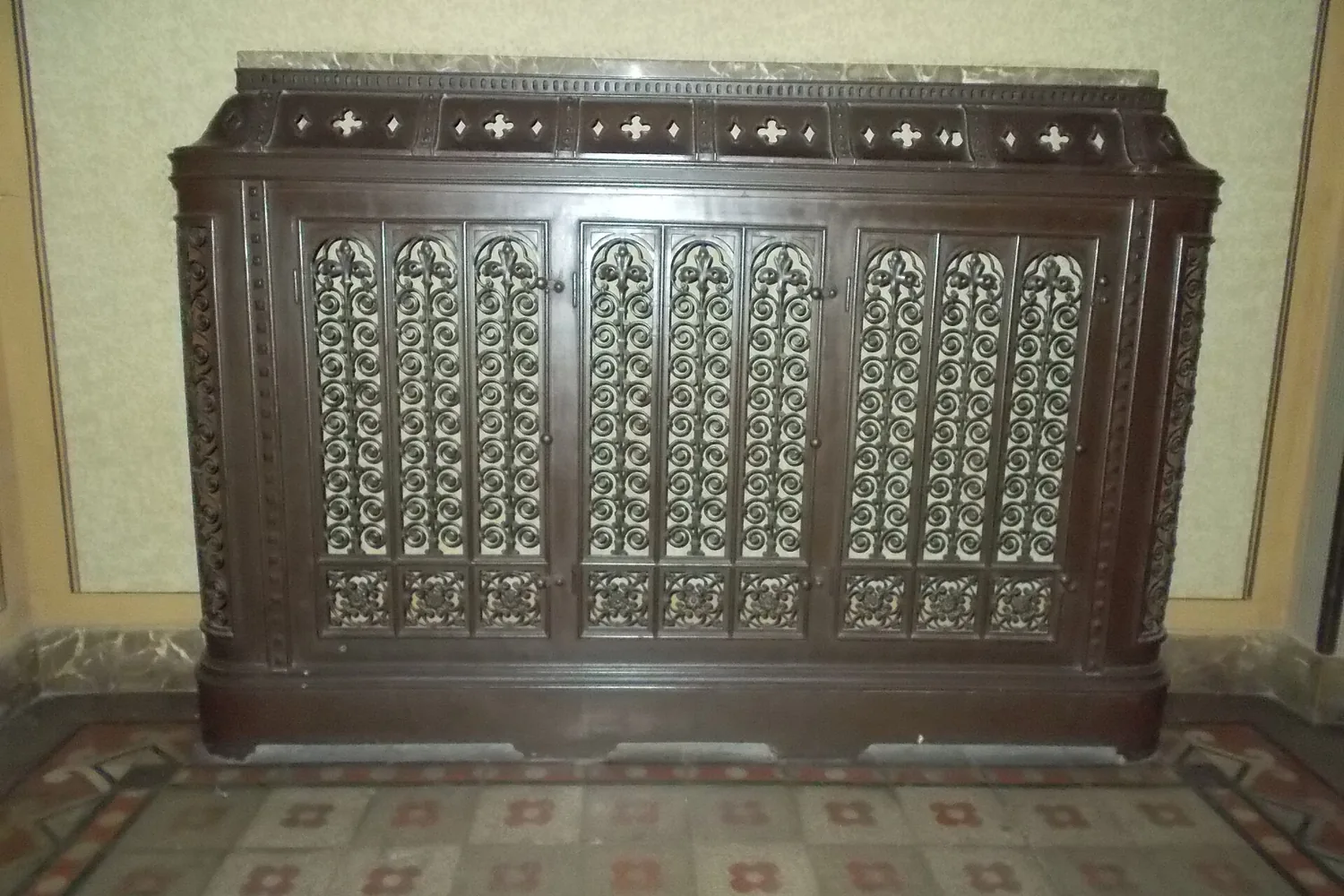 Radiador de calefacción en un piso