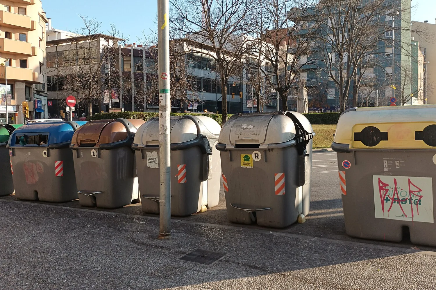 Contenedores de reciclaje en la calle