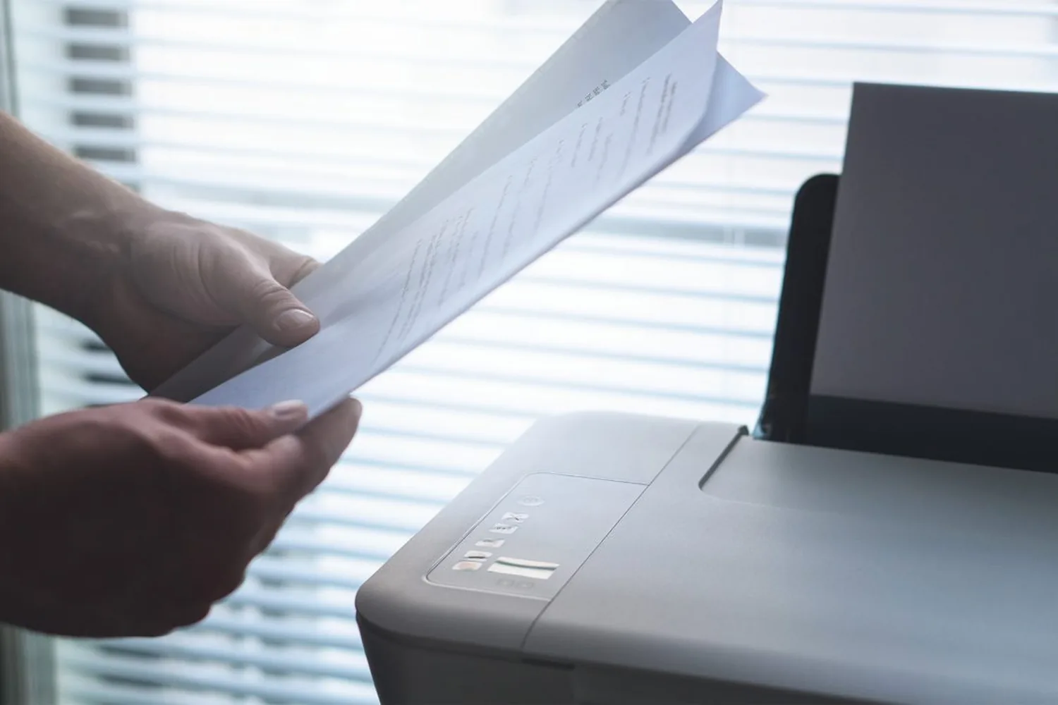 Papeles fiscales y sello sobre un escritorio